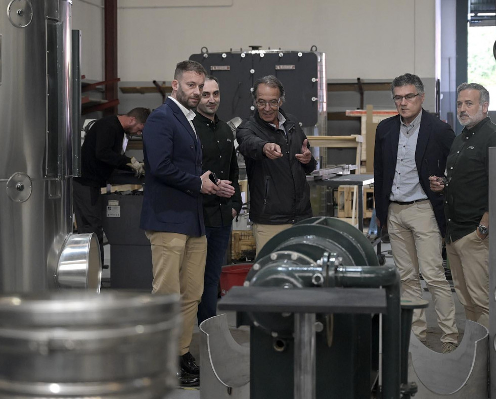 El delegado de la Xunta en A Coruña, Gonzalo Trenor, visitó en Bergondo la empresa Pomar Water