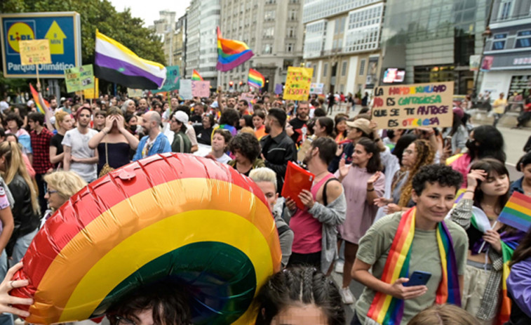 Miles de personas se manifiestan en A Coruña en el Día del Orgullo LGTBI