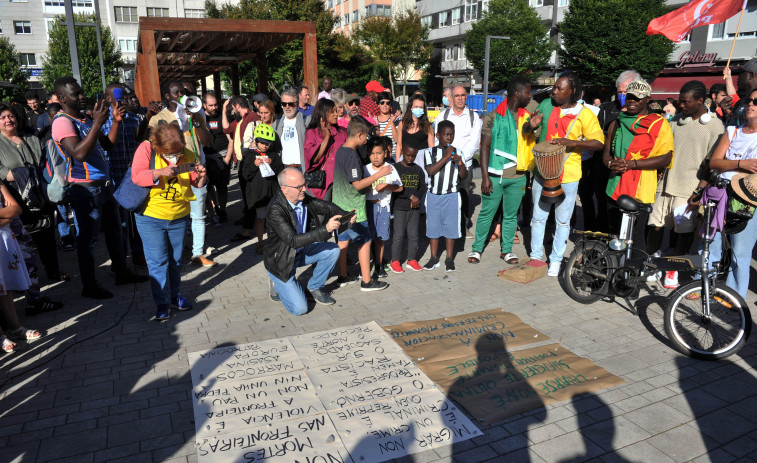 La plaza de As Conchiñas fue un clamor multicultural contra las muertes de migrantes en Melilla