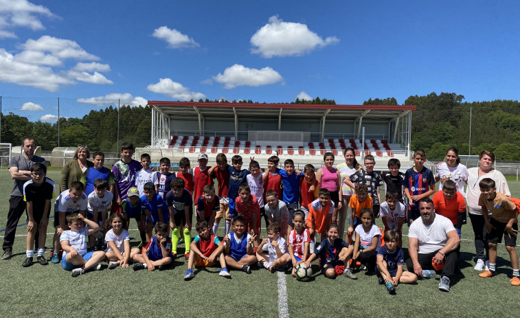 Medio centenar de niños participa en el campus deportivo municipal realizado en las instalaciones del Lucas Vázquez