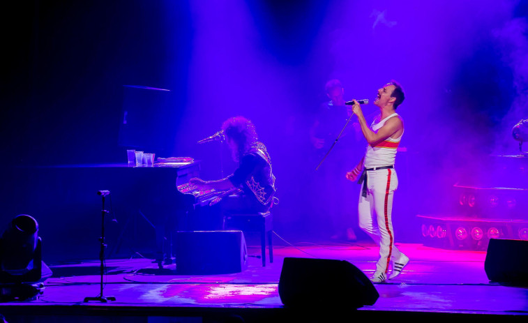 La banda God Save The Queen actúa en el Palacio de la Ópera como tributo al grupo de Freddie Mercury