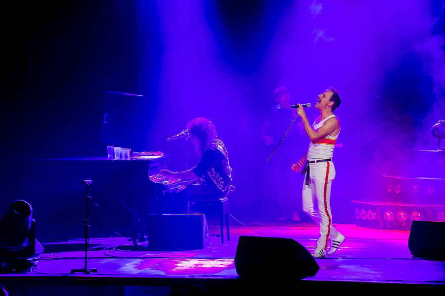 La banda God Save The Queen actúa en el Palacio de la Ópera como tributo al grupo de Freddie Mercury