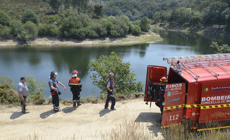 Cae al embalse de As Conchas un camión que realizaba tareas de desbroce en Muíños