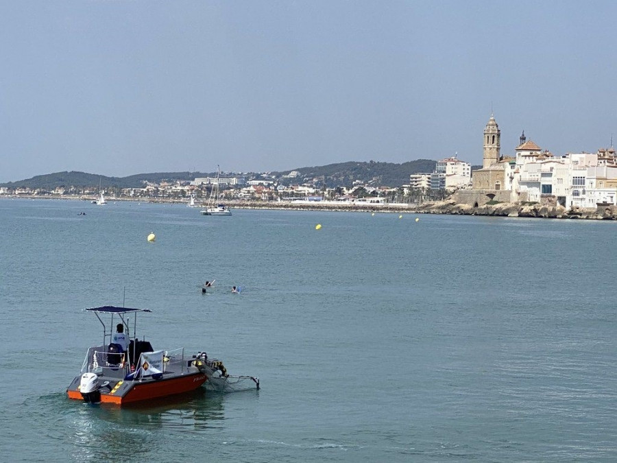 La presencia de un tiburón obliga a cerrar temporalmente 4 playas de Sitges