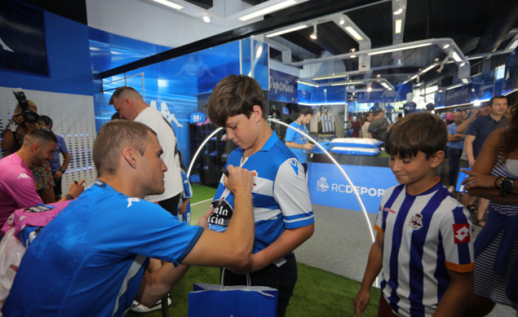 Los adeptos deportivistas, entregados a la camiseta Galicia Azul