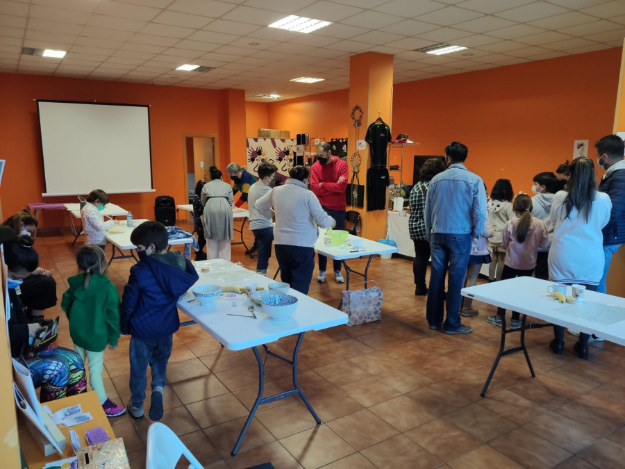 La ONG Por Qué No celebra un mercadillo en Novo Mesoiro con la mirada puesta en la educación y la mujer