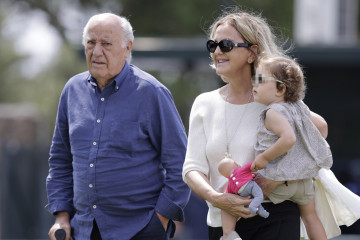 Amancio Ortega y su mujer, Flora, con su nieta Matilda en Casas Novas