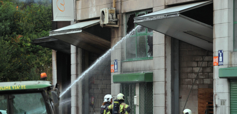 Extinguido el incendio en una nave de cosméticos de Bergondo