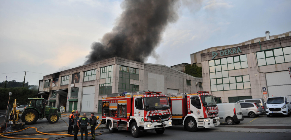 La Guardia Civil investiga las causas del fuego en la empresa de Bergondo