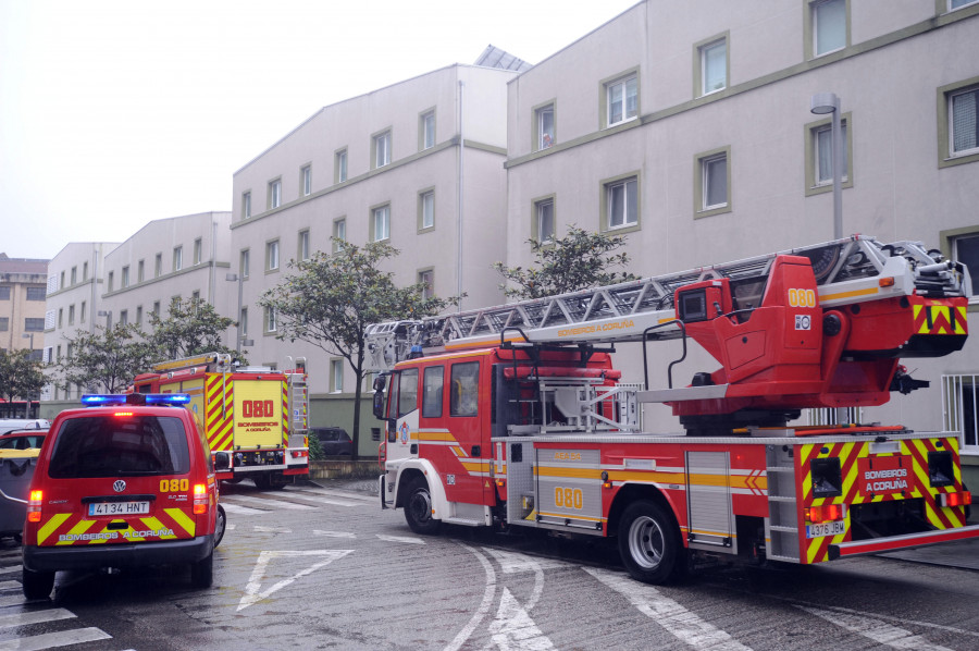 Los Bomberos de A Coruña rescatan a un bebé que se quedó encerrado en un coche