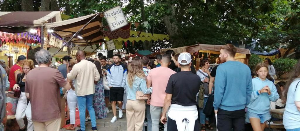 Gente en la Feira das Marabillas