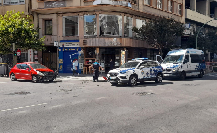 Un turismo choca con un autobús municipal en Juan Flórez