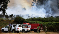 Los bomberos luchan contra un incendio en Castro de Elviña