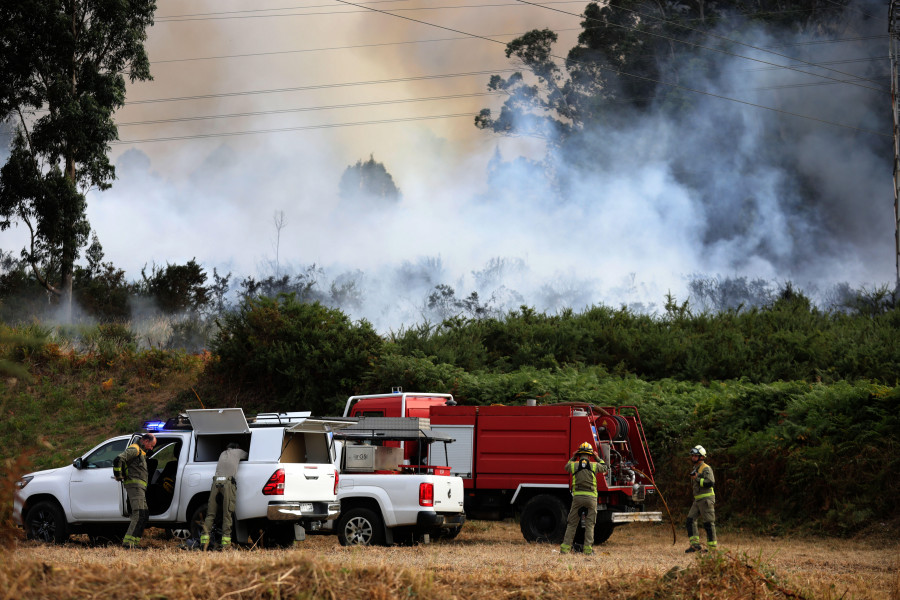 Los bomberos luchan contra un incendio en Castro de Elviña