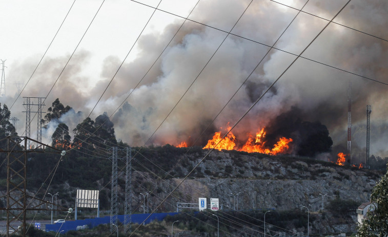 Los Bomberos logran extinguir el fuego de Castro de Elviña después de casi 24 horas de dura lucha