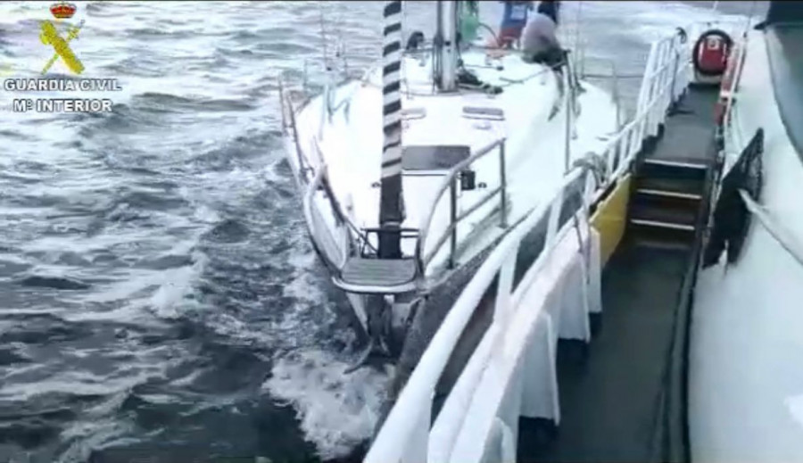 La Guardia Civil auxilia un velero en riesgo de colisión contra una batea en Lorbé