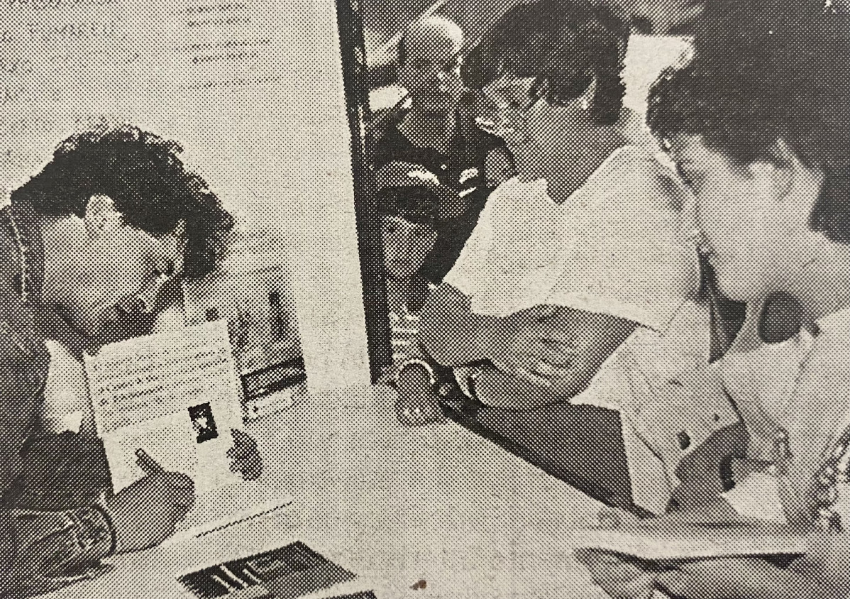 Manolo Rivas firma en la feria del libro de 1997