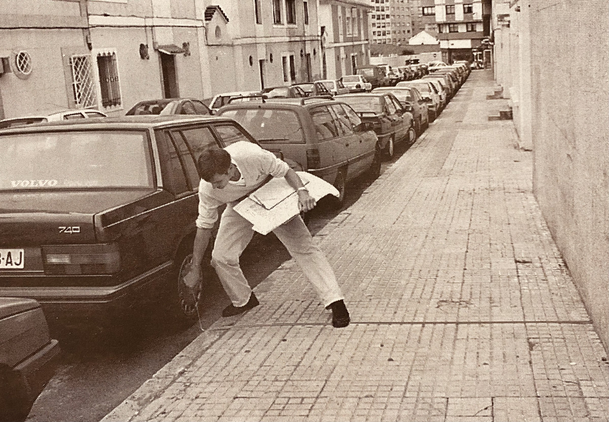 Un trabajador de Ferogasa mide el ancho de la calle Pla y Cancela en 1997