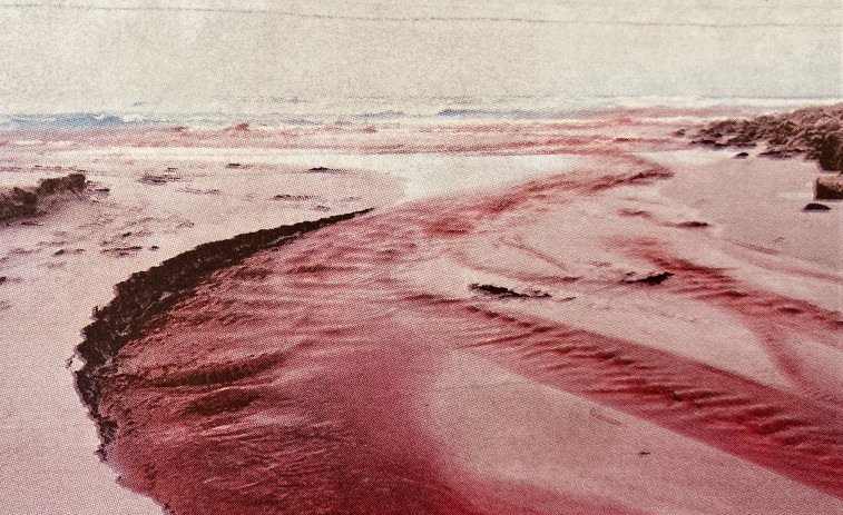 Hace 25 años: Un vertido tiñe de rojo la playa de Sabón y sólo un milagro puede traer a Bebeto