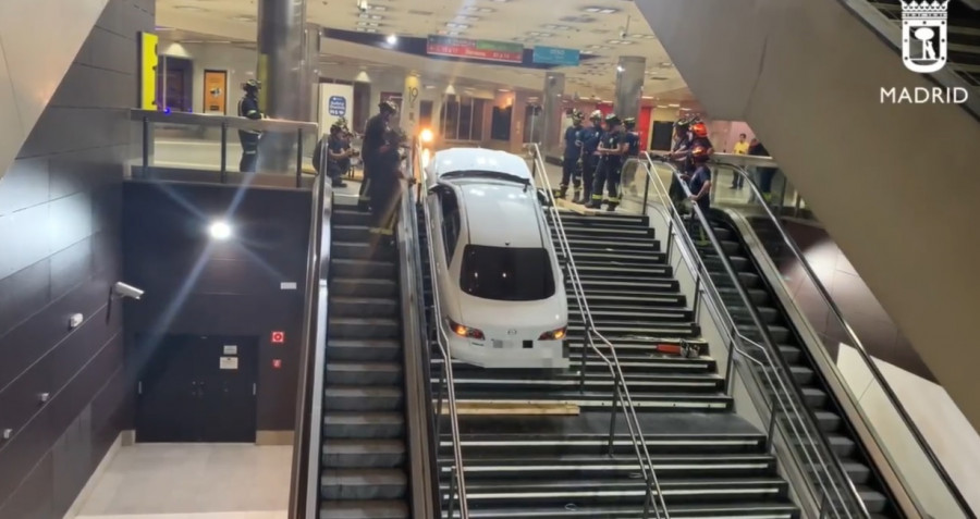 Roba un coche y lo empotra en las escaleras de la estación de viajeros de Madrid