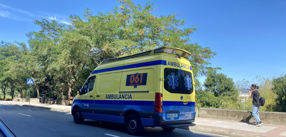 Tres personas heridas tras chocar su coche contra un muro en Oleiros