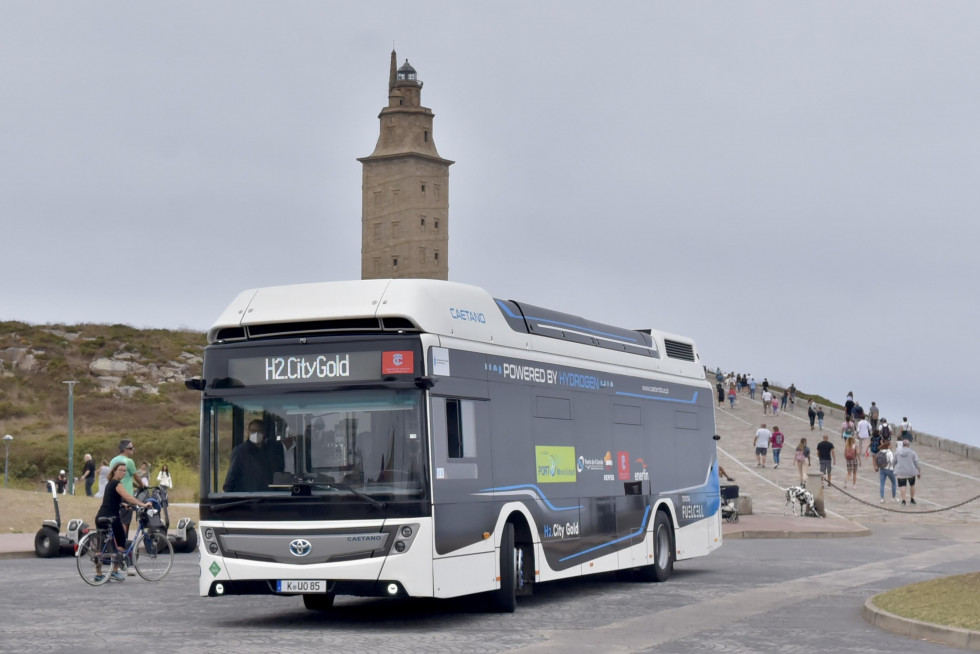 El autobús de hidrógeno circula en el entorno de la Torre