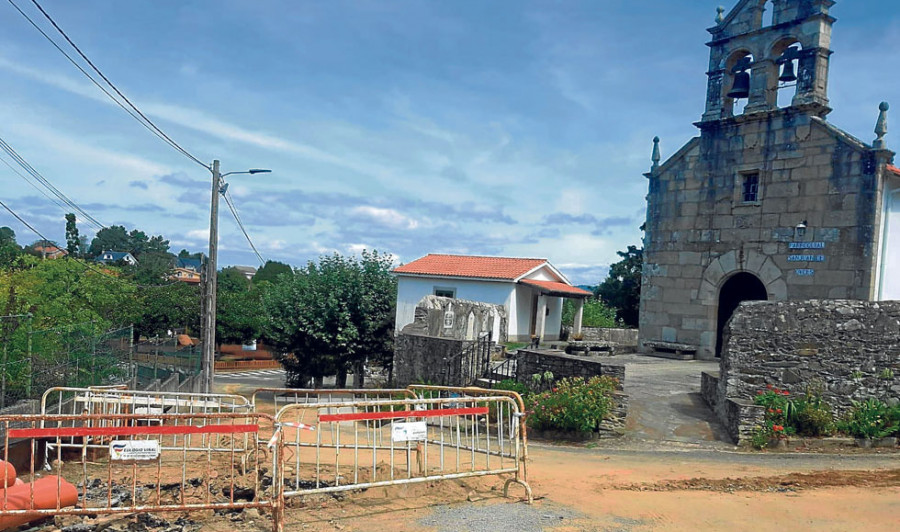 Bergondo inicia los trabajos para instalar una red de saneamiento en el entorno de la iglesia de Ouces