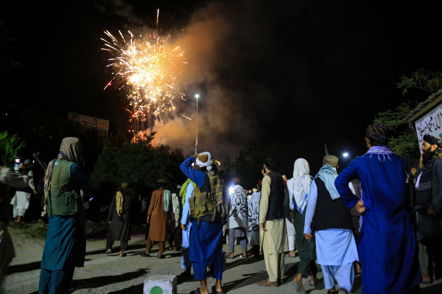 Los talibanes celebran con fuegos artificiales un año de la retirada de Estados Unidos del país