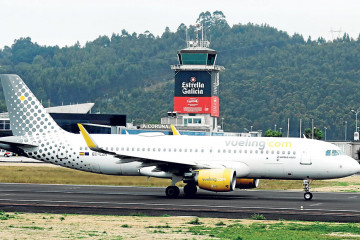 Un avión de Vueling en la pista de Alvedro  patricia g. fraga