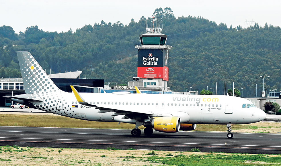 Un avión de Vueling en la pista de Alvedro  patricia g. fraga