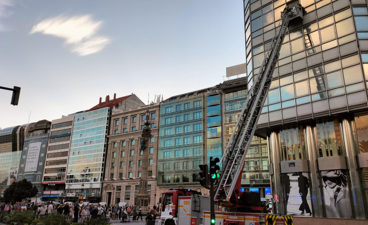 Los bomberos retiran una ventana del edificio de R