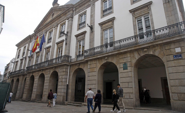 El Ayuntamiento retira los faroles de la fachada del Teatro Rosalía para su reparación