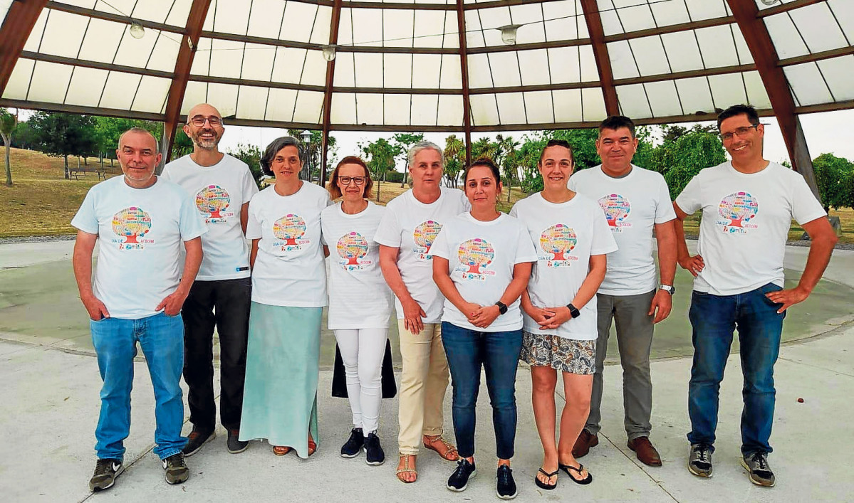 Miembros de Acocem posan con la camiseta del Día de la Familia  J.D. AcOCEM