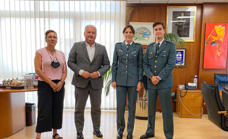 El alcalde de Culleredo da la bienvenida a la nueva  teniente del puesto principal de la Guardia Civil en O Burgo