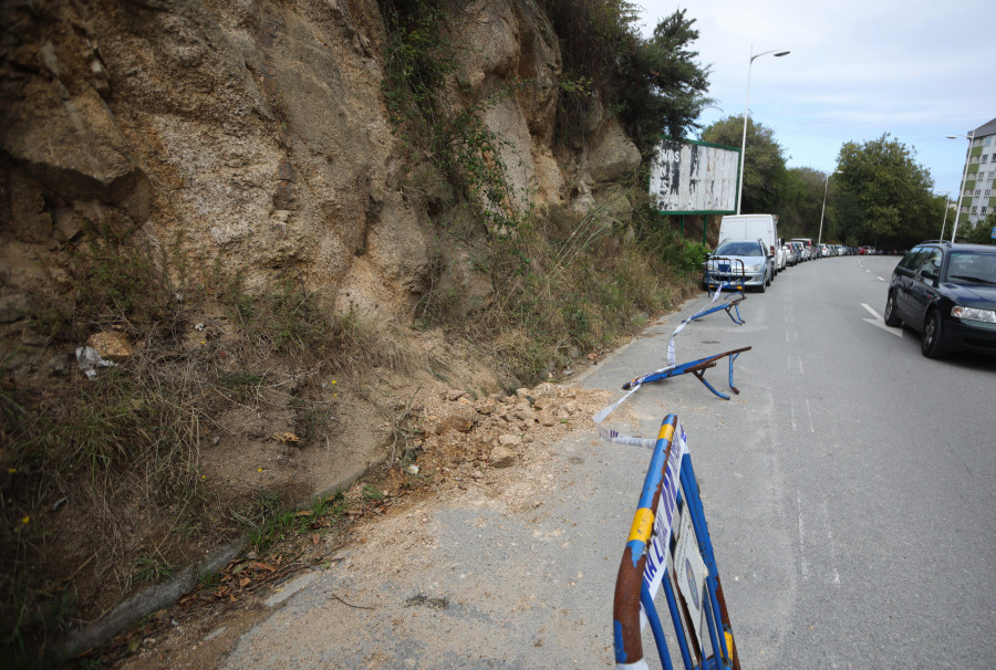 La caída de piedras y tierra de un talud en Jaime Hervada obliga a los bomberos a vallar la zona