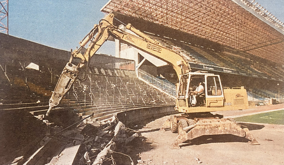 Comienza la demolicion de la grada de Marathon en Riazor en 1997