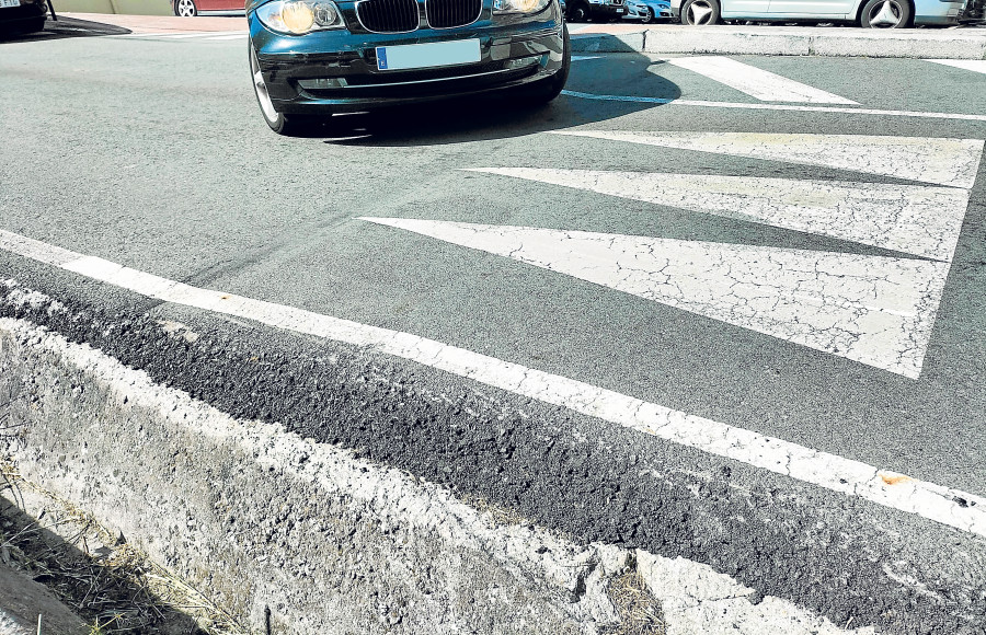 La cuneta de la calle de Simón Bolívar se convierte en una trampa letal para los coches