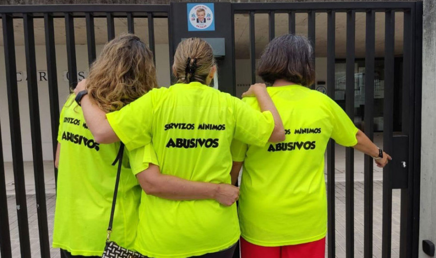 Aparecen selladas con silicona las puertas de escuelas A Galiña Azul