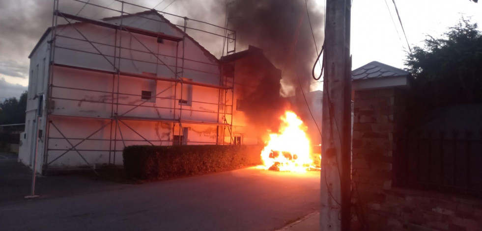 Arde un coche en medio de la calle Augarrío