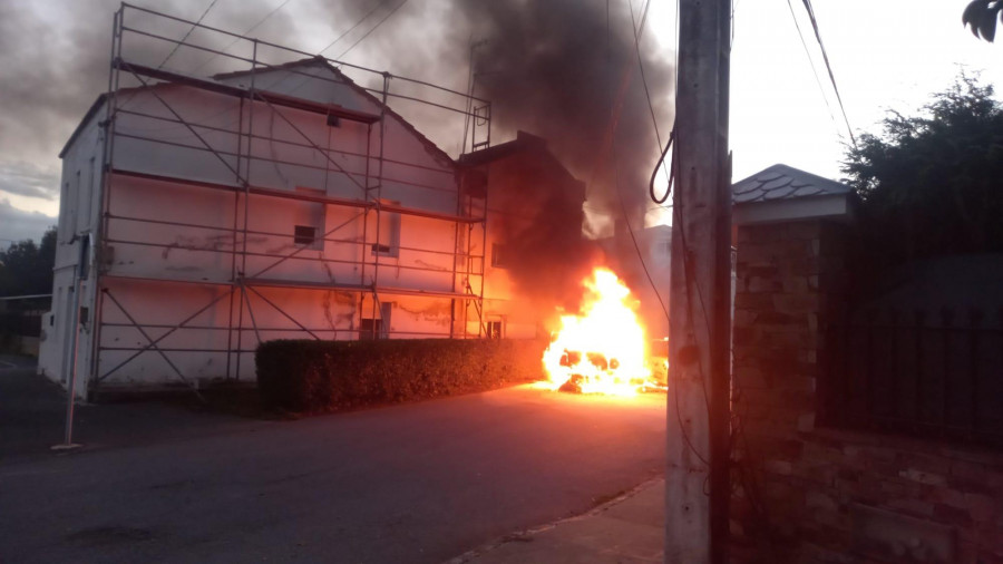 Arde un coche en medio de la calle Augarrío