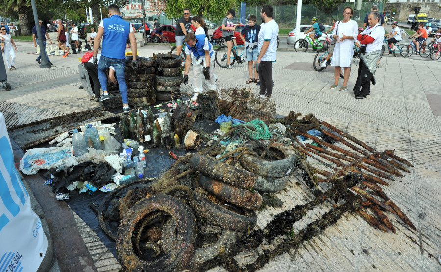 Cerca de dos toneladas de basura abandonan el mar gracias a más de 120 voluntarios