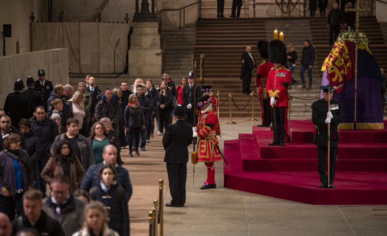 Unas 250.000 personas pasaron por la capilla ardiente de Isabel II