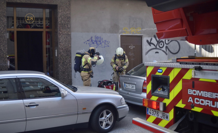 Los Bomberos sofocan un incendio en una cocina de O Castrillón