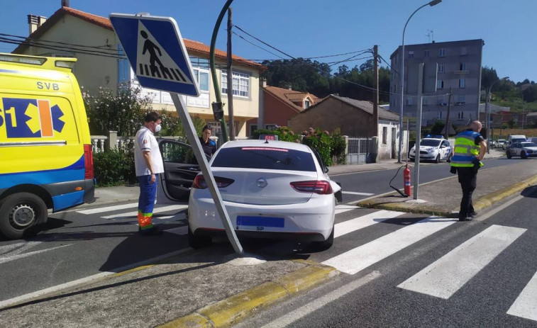 Un taxista resulta herido al colisionar con un semáforo en O Temple