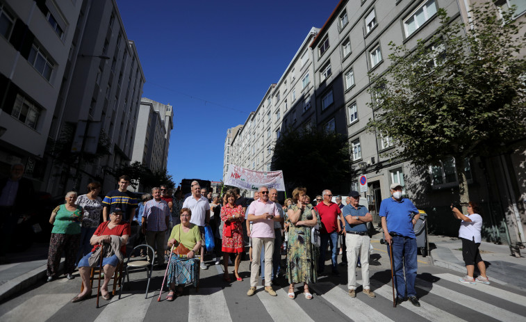 Decenas de vecinos de O Castrillón cortan la calle y se plantan contra la falta de salubridad de la zona