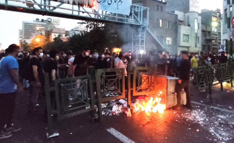 Cientos de detenidos y universidades cerradas, pero siguen las protestas en Irán