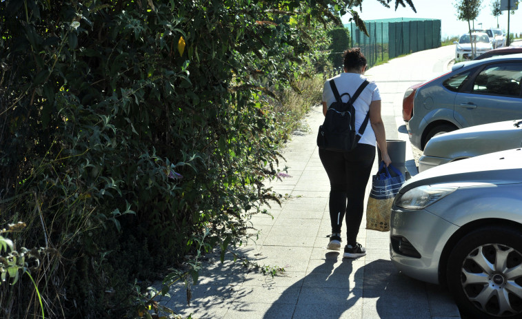 Los vecinos de Eirís denuncian que el estado de las zonas verdes de Xuxán dificulta la movilidad