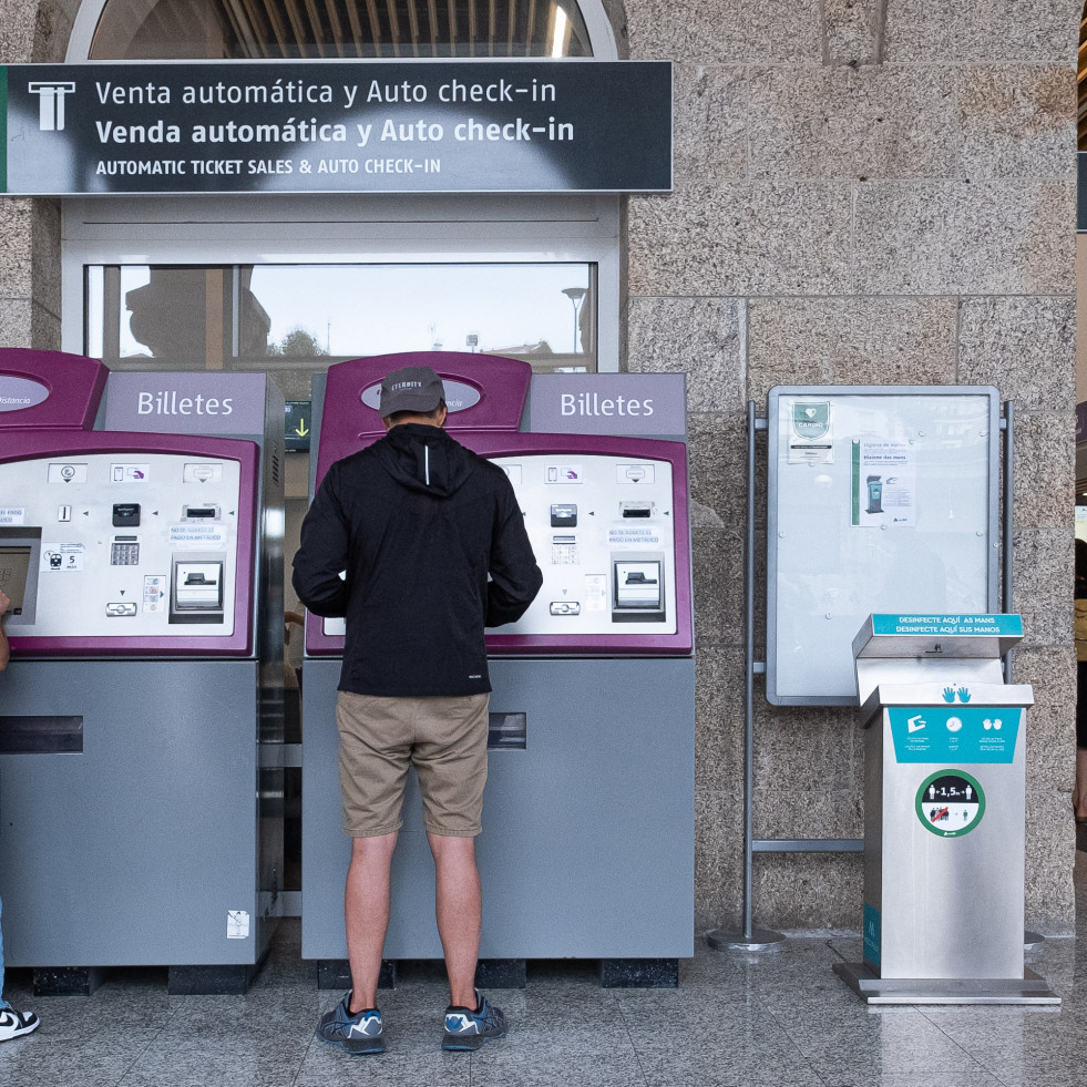 Trenes agotados y lista de espera en Renfe tras habilitarse la venta de billetes a media distancia