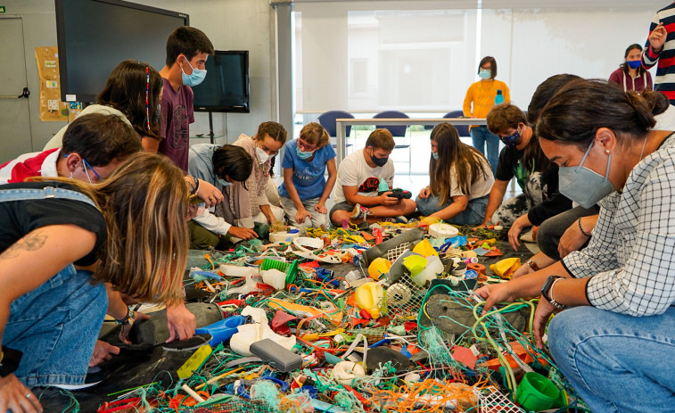 Down Coruña disfruta de una jornada sobre arte y reciclaje junto a personal de Vegalsa-Eroski