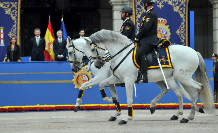 La plaza de María Pita se tiñe de azul oscuro para la celebración del Día de la Policía Nacional